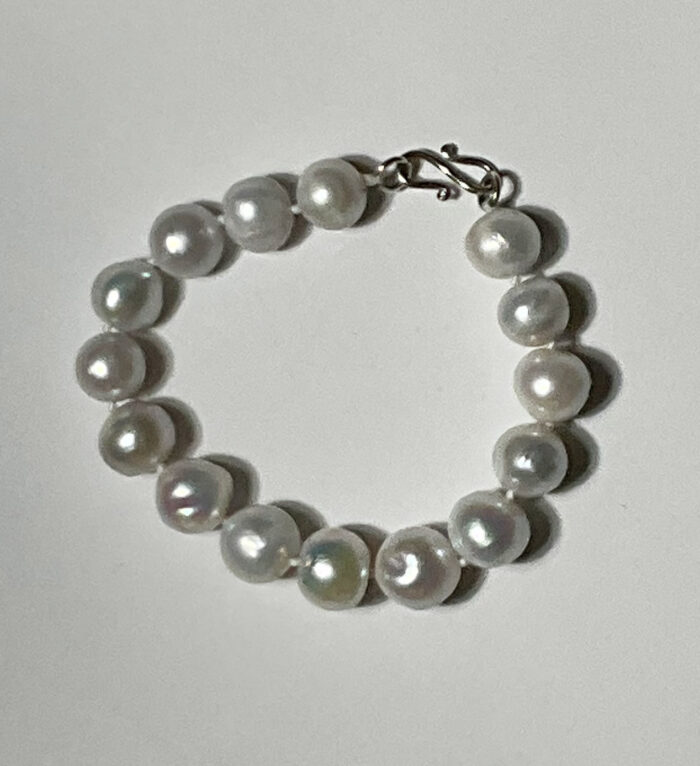 Chapin-Cao, white pearl bracelet
